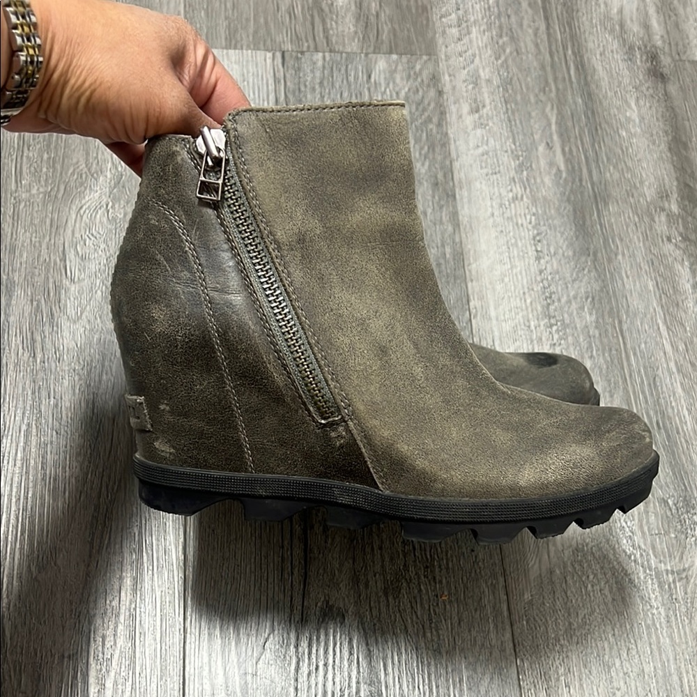 SOREL Joan of Arctic ll Gray Learher Wedge Ankle Boots / size 8